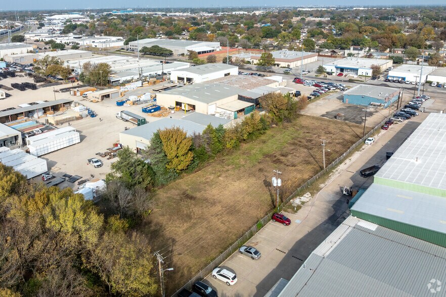 More Photos Of 912 E Walnut St, Garland Manufacturing For Lease