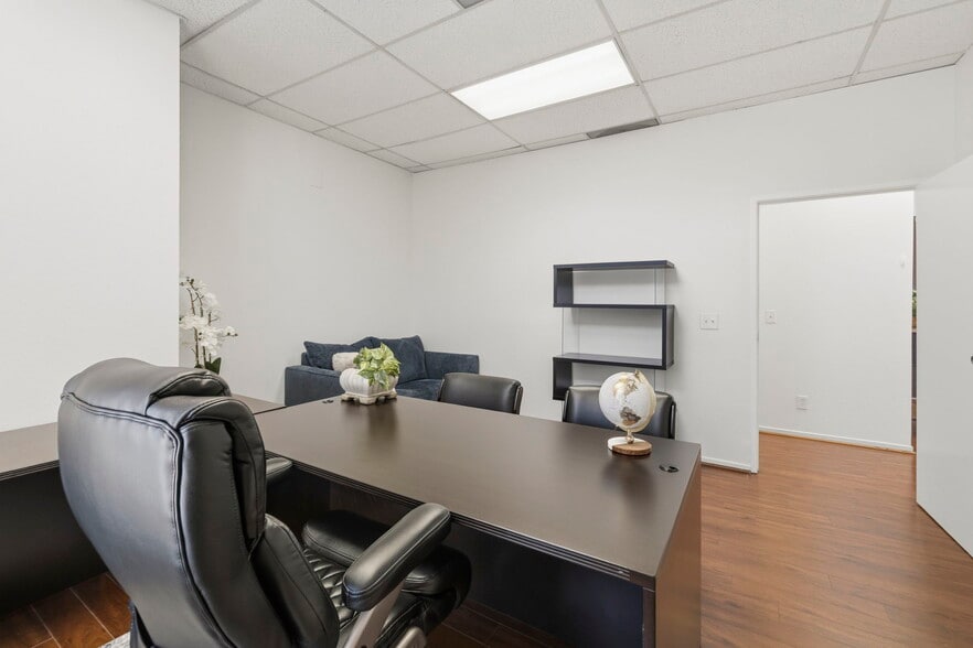 More Photos Of 20501 Ventura Blvd, Woodland Hills Office For Lease