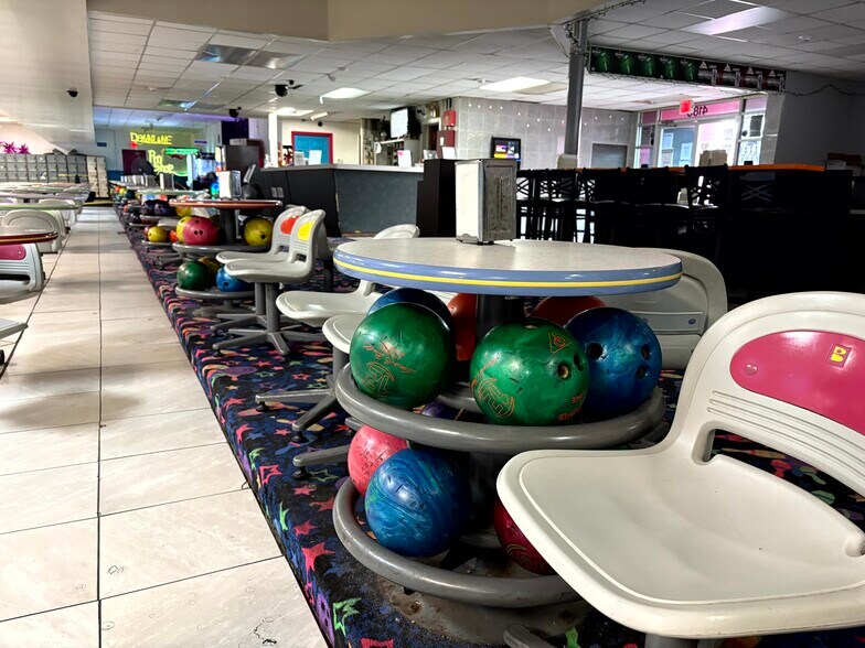 More Photos Of 4180 Pinkston St, Beaumont Bowling Alley For Sale