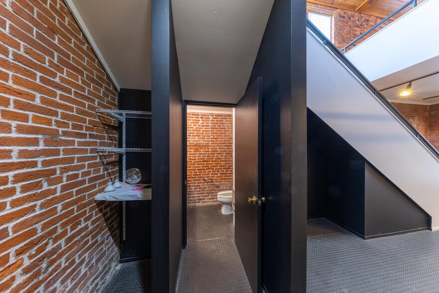 More Photos Of 5 S Newstead Ave, Saint Louis Office For Sale
