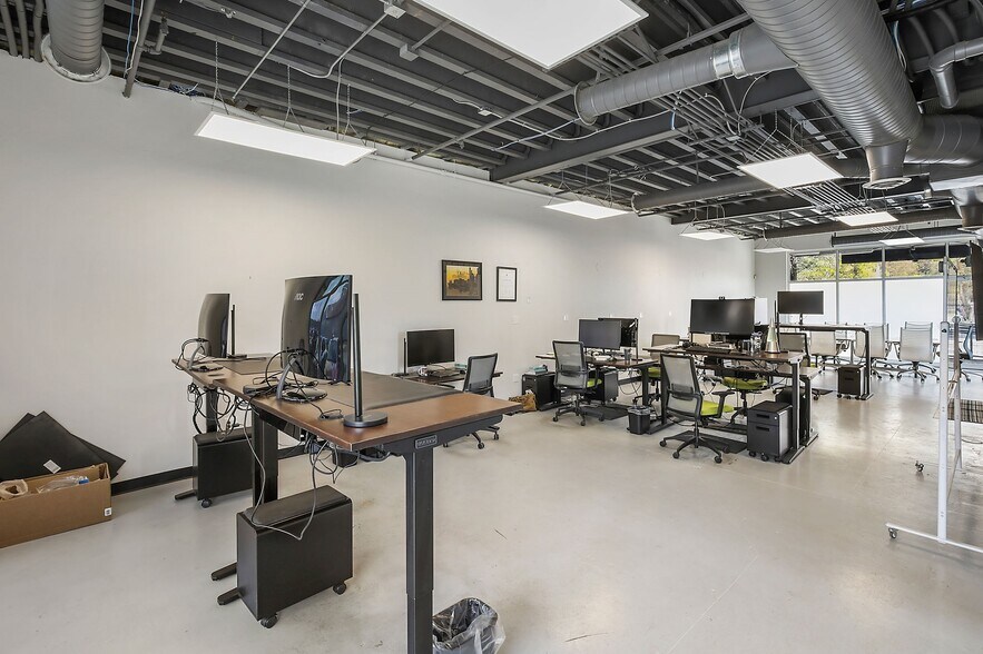 More Photos Of 317 W 6th St, Moscow Storefront Retail Office For Lease