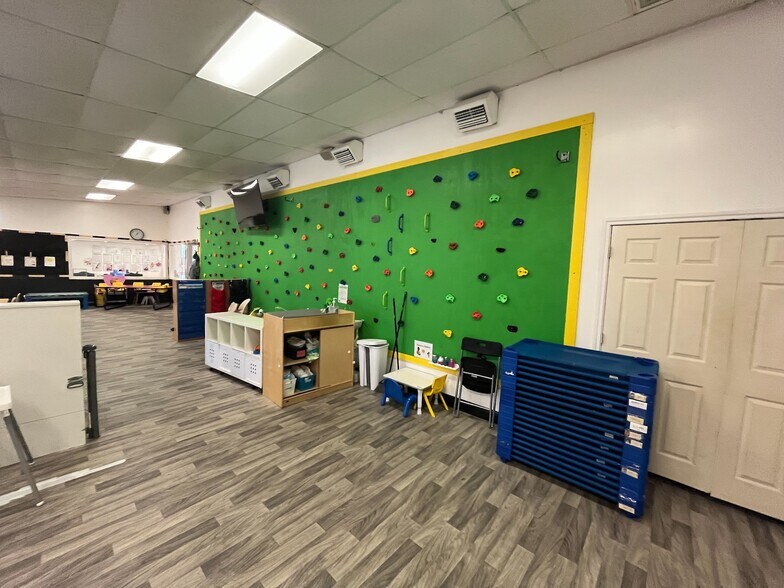 More Photos Of 3111 S Main St, Pearland Warehouse For Sale