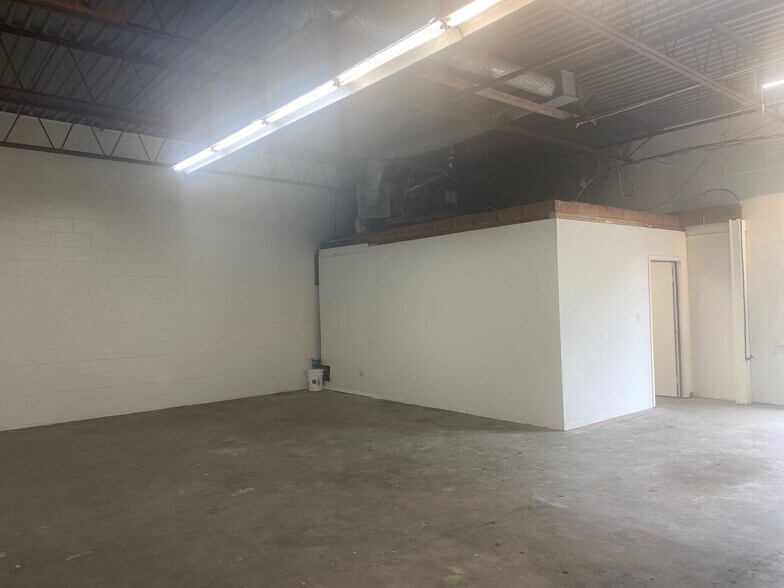 More Photos Of 65 Brook Ave, Deer Park Warehouse For Lease