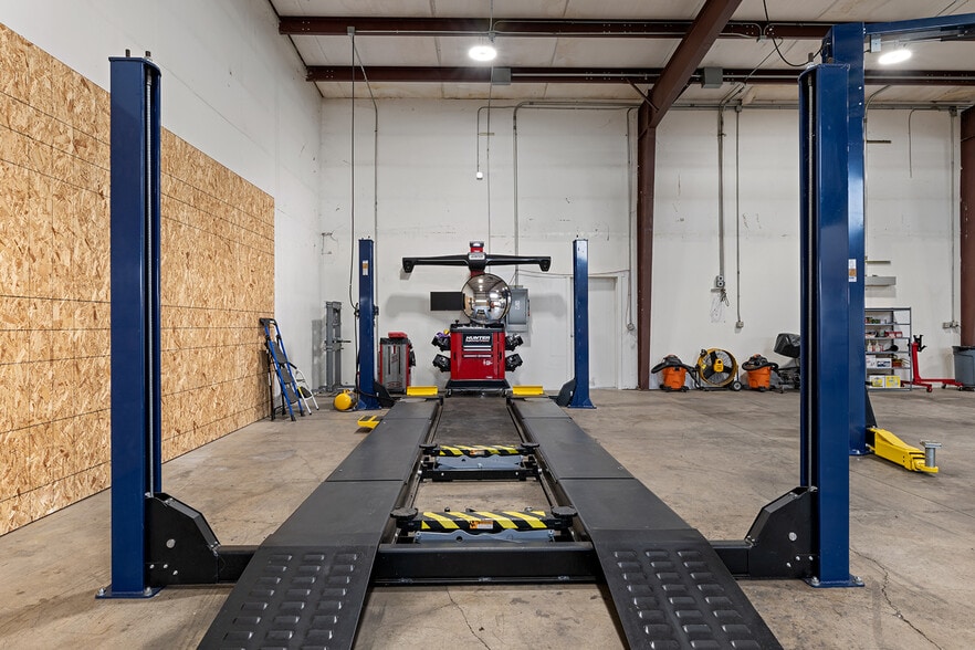 More Photos Of 6062-6068 Crater Lake Ave, Central Point Warehouse For Sale