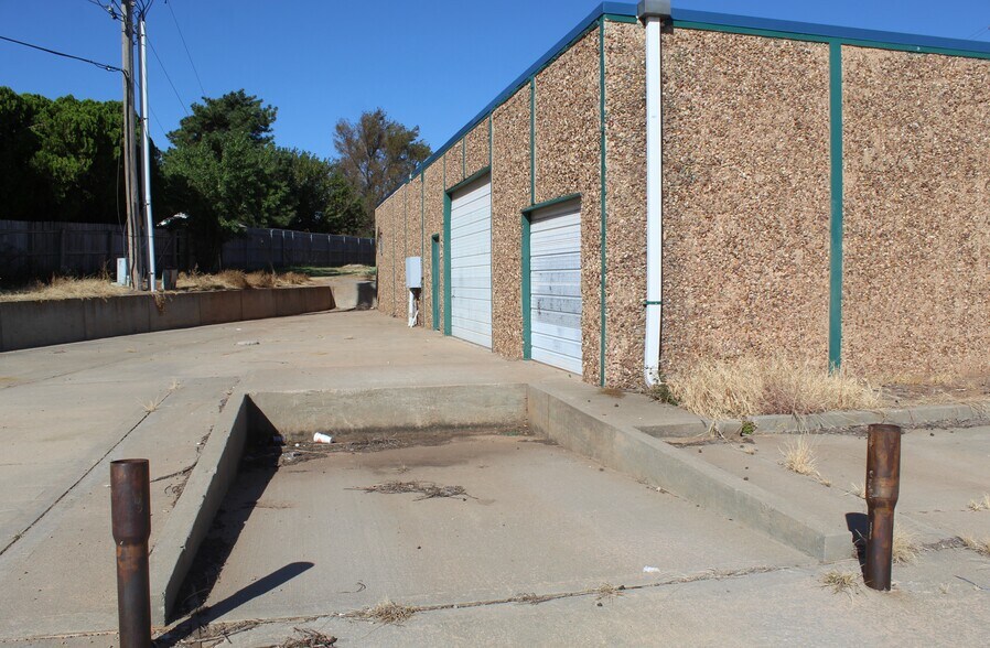 More Photos Of 1421 34th St, Woodward Service For Sale