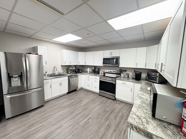 More Photos Of 3171 E Sunshine St, Springfield Office Residential For Lease