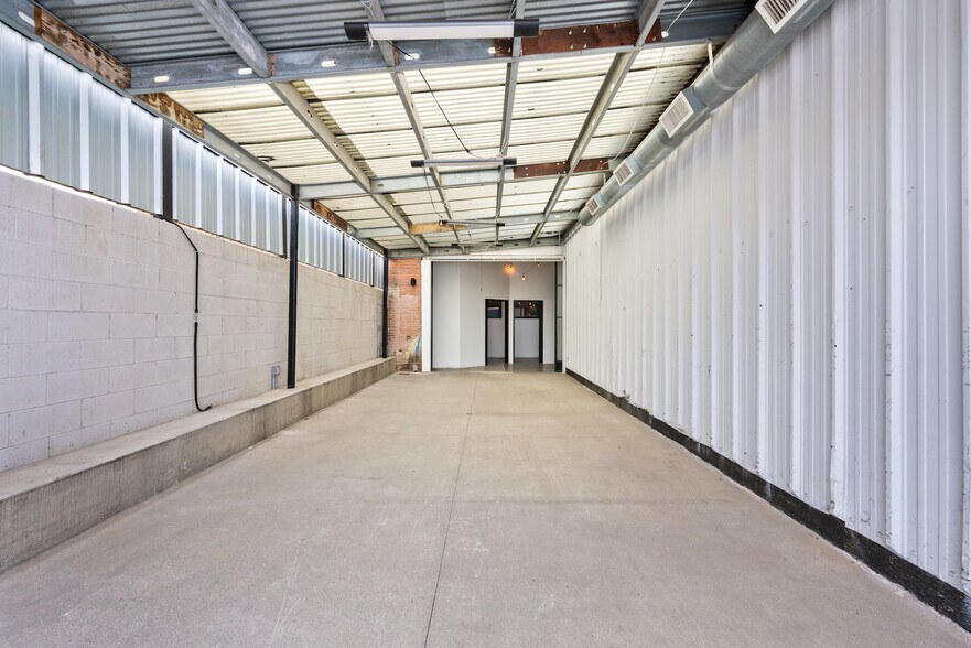 More Photos Of 3921 W Jefferson Blvd, Los Angeles Flex For Lease