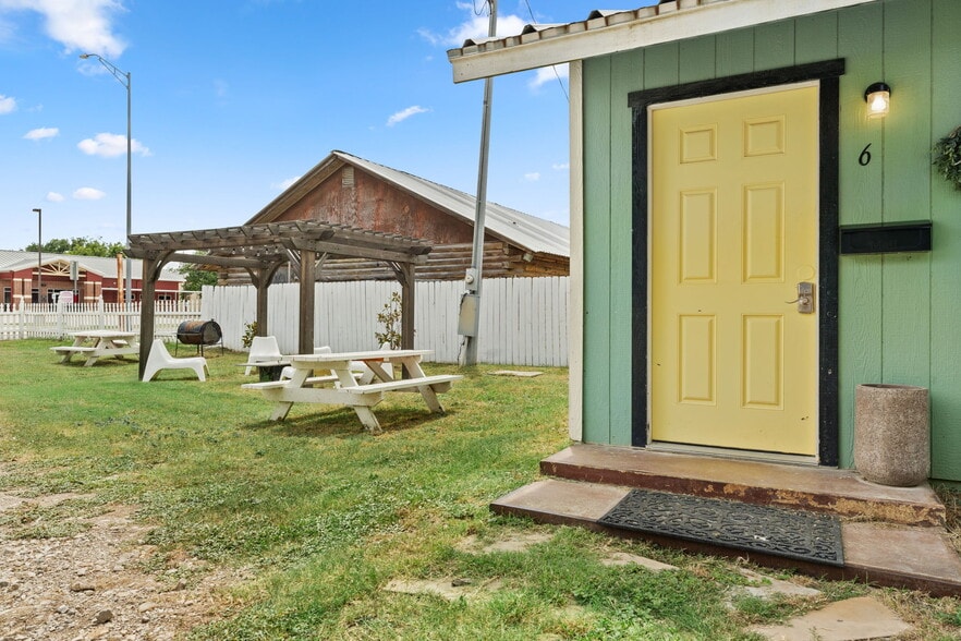 More Photos Of 702 W Wallace St, San Saba Hotel For Sale