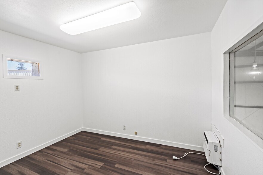 More Photos Of 1344 Brookside Blvd, Grants Pass Warehouse For Lease