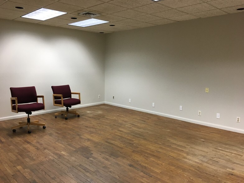 More Photos Of 2021 Tyler St, Hollywood Office For Lease
