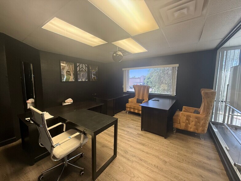 More Photos Of 325 W Melinda Ln, Phoenix Manufacturing For Lease