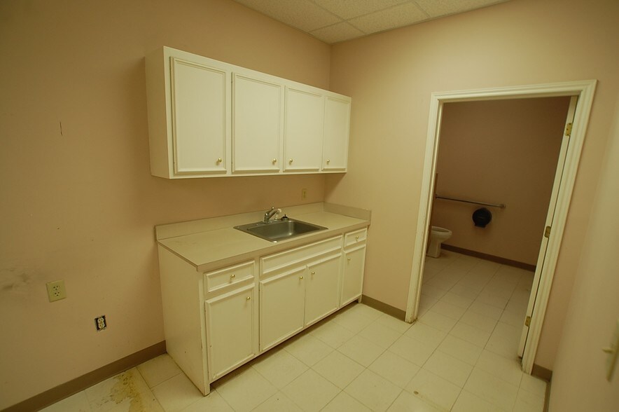 More Photos Of 6101 43rd St, Lubbock Storefront For Lease