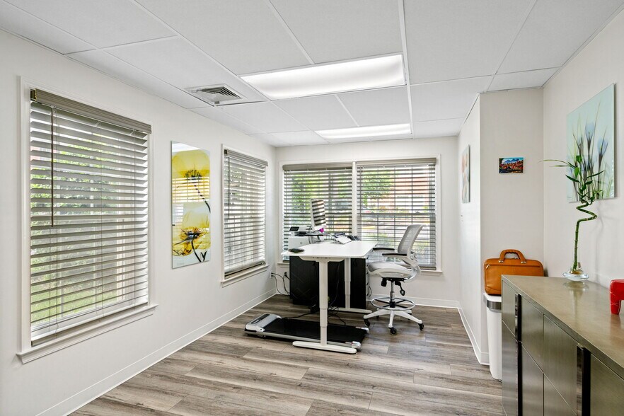 More Photos Of 9668-9683 Main St, Fairfax Medical For Lease