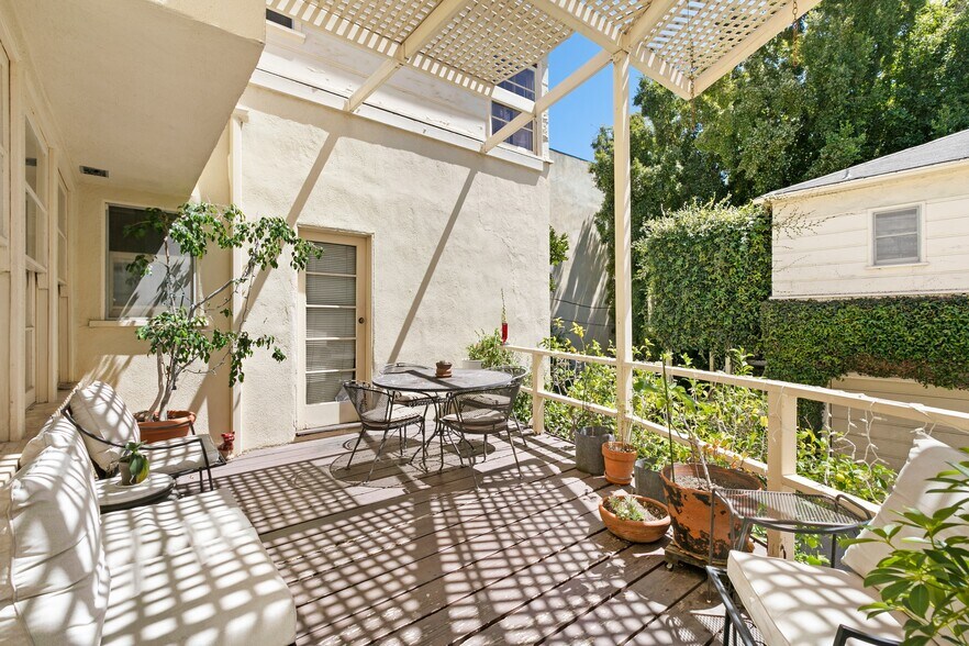More Photos Of 8570 Holloway Dr, West Hollywood Multifamily For Sale