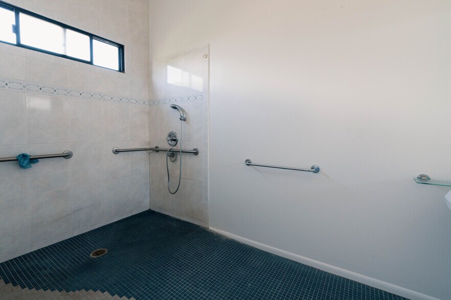 More Photos Of 1709 Kalani St, Honolulu Freestanding For Lease