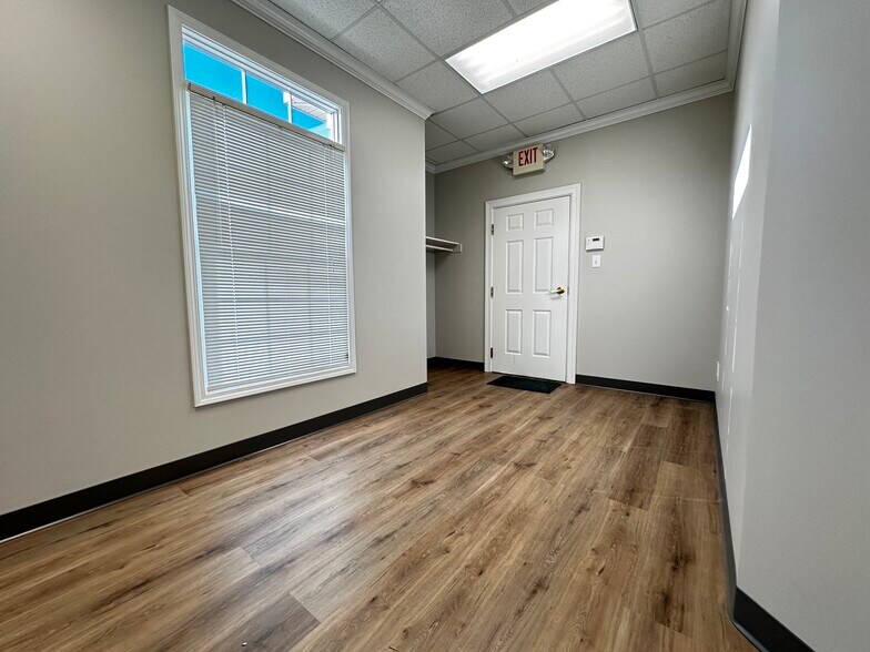 More Photos Of 406 Blankenbaker Pky, Louisville Office For Sale