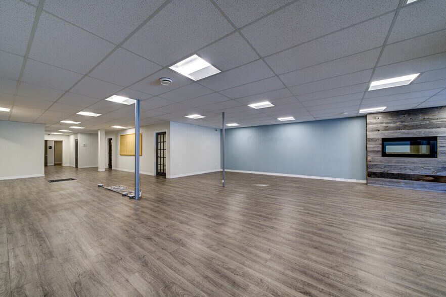 More Photos Of 1367 Mosley St, Wasaga Beach Office For Sale