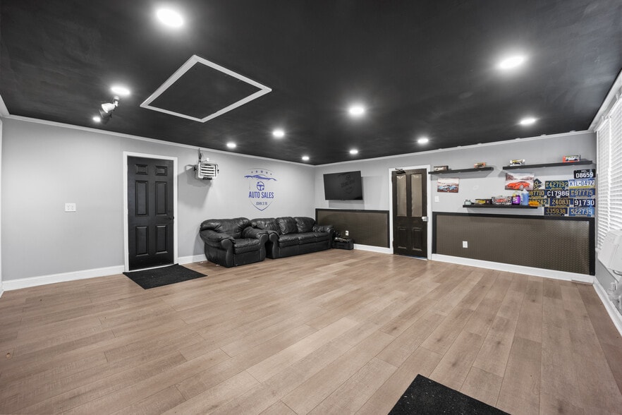 More Photos Of 2516-2518 N Dupont Pky, Middletown Freestanding For Sale