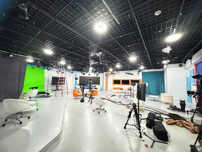 More Photos Of 3447 Collins Pl, Flushing Warehouse For Lease