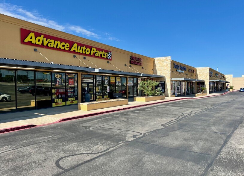 More Photos Of 8500 Blanco Rd, San Antonio Unknown For Lease