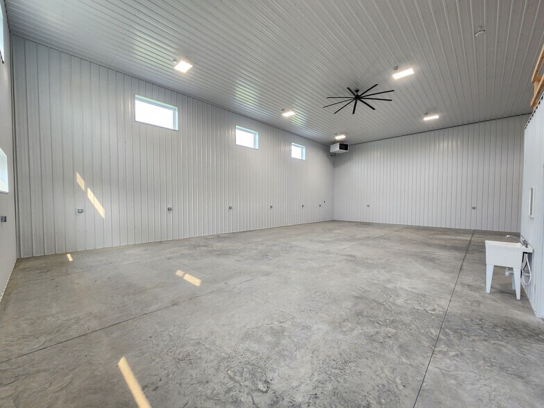 More Photos Of 9663 230th Ave, Anamosa Warehouse For Lease