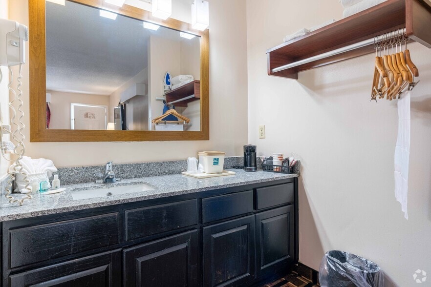 More Photos Of 205 N Highway 301, Jesup Hotel For Sale