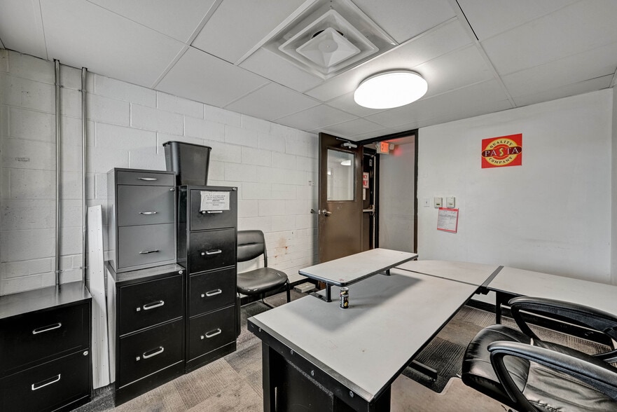 More Photos Of 100 Chamber Plz, Charleroi Supermarket For Lease