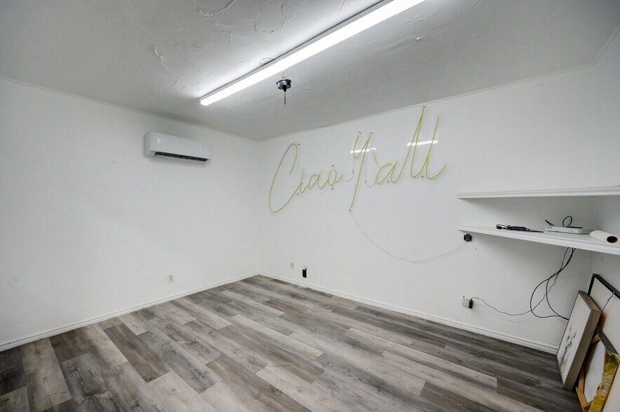 More Photos Of 1301 & 1307 Main St, Blanco Light Distribution For Sale