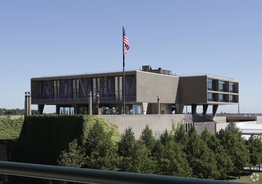 More Photos Of 750 N Lincoln Memorial Dr, Milwaukee Sports And Entertainment For Lease