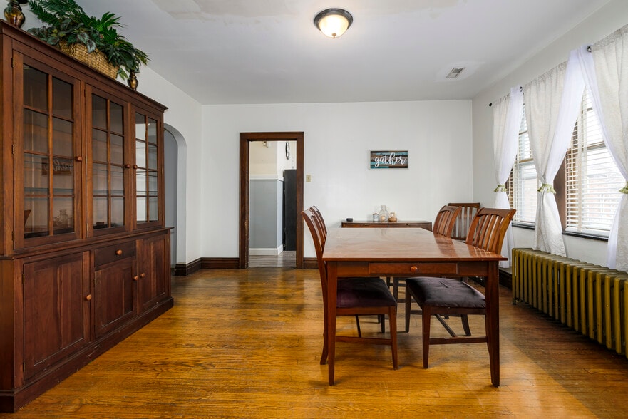 More Photos Of 5001 Pernod Ave, Saint Louis Flex For Sale