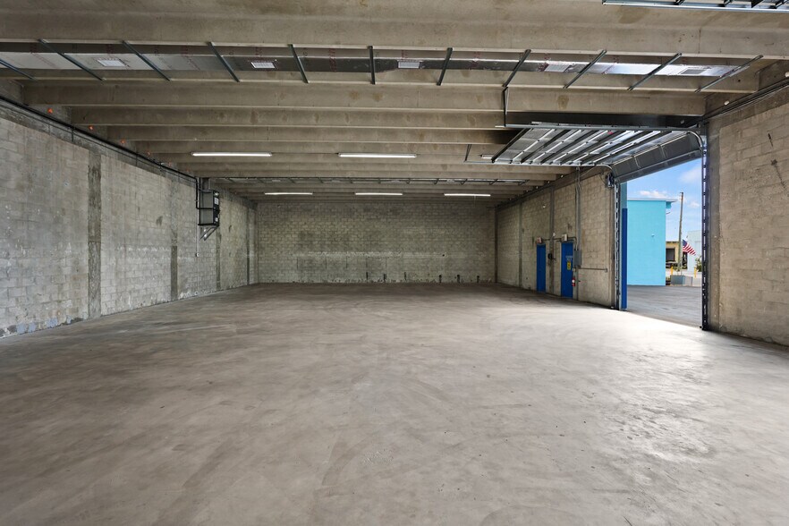 More Photos Of 2605 Kelly Ln, Lake Worth Light Distribution For Lease
