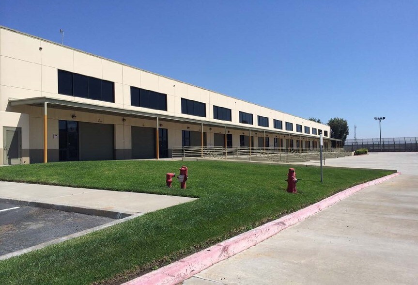 More Photos Of 10065 Via De La Amistad, San Diego Distribution For Lease