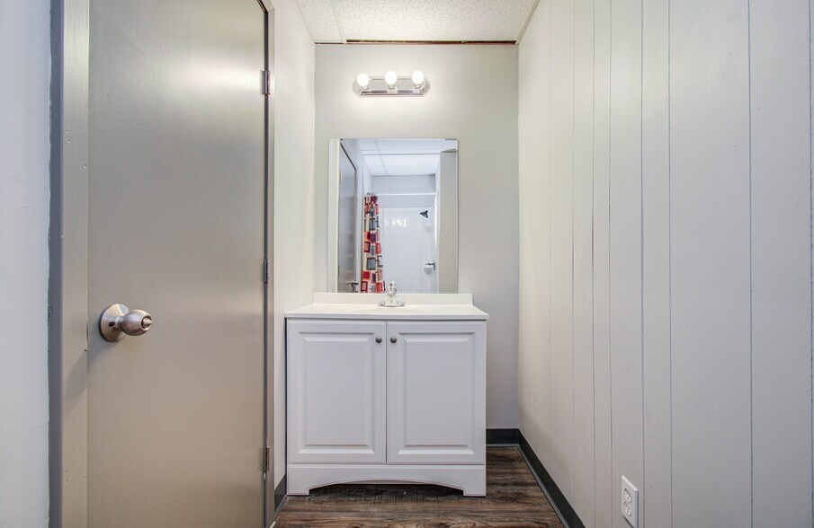 More Photos Of 8730 Ley Rd, Houston Warehouse For Lease