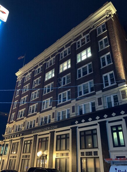 More Photos Of 200 W 3rd St, Alton Office For Lease