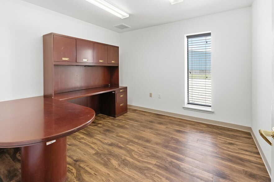 More Photos Of 945 Huser Blvd, Schulenburg Warehouse For Lease