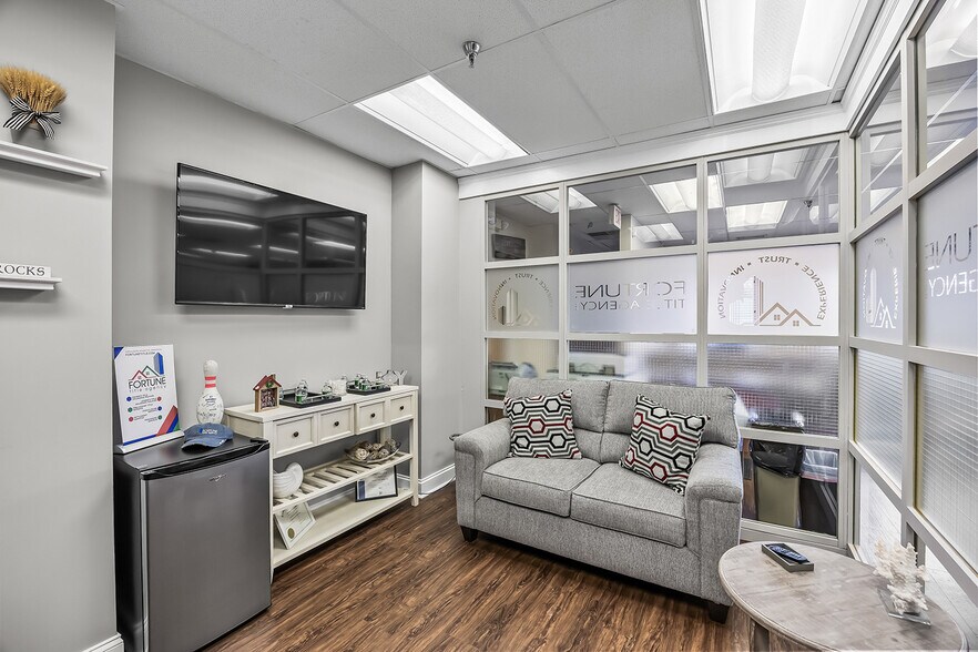 More Photos Of 39 Woodland Rd, Roseland Office For Sale