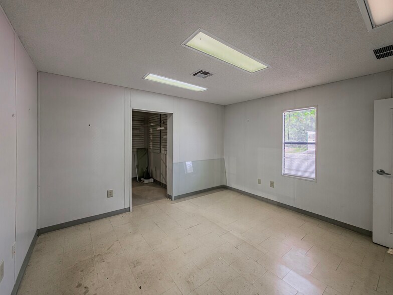 More Photos Of 19300 Valdosta Hwy, Valdosta Light Distribution For Lease
