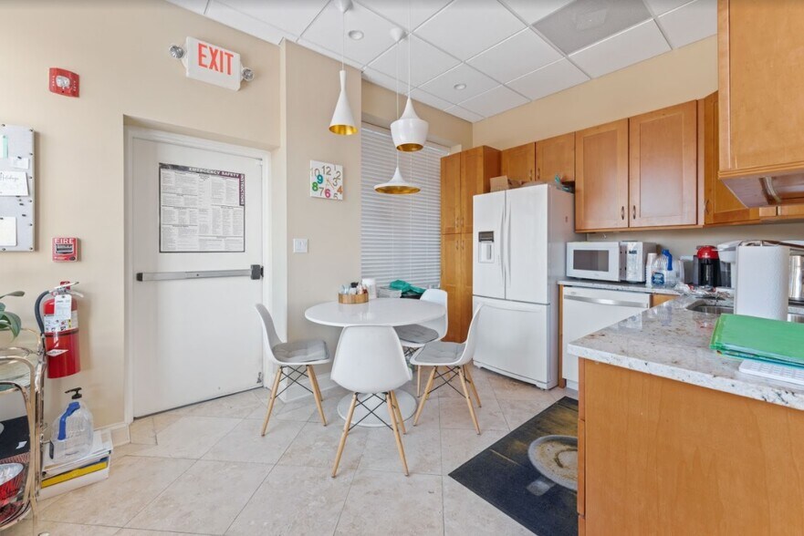 More Photos Of 230 E Ogden Ave, Hinsdale Medical For Sale