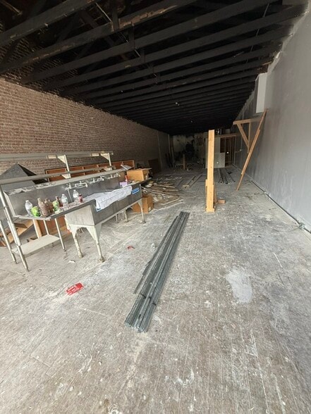 More Photos Of 430-436 W Commercial St, Springfield Storefront For Lease