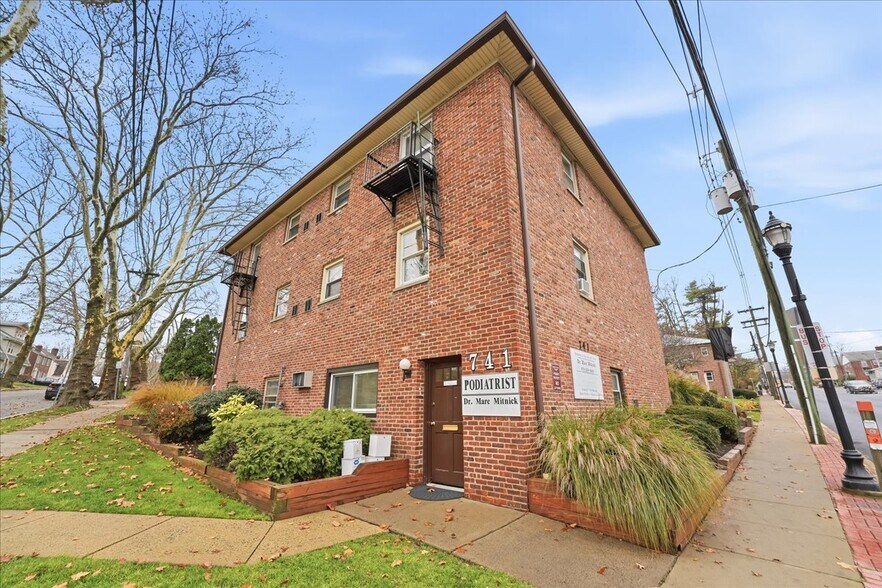 Primary Photo Of 741 Bloomfield Ave, Verona Apartments For Sale