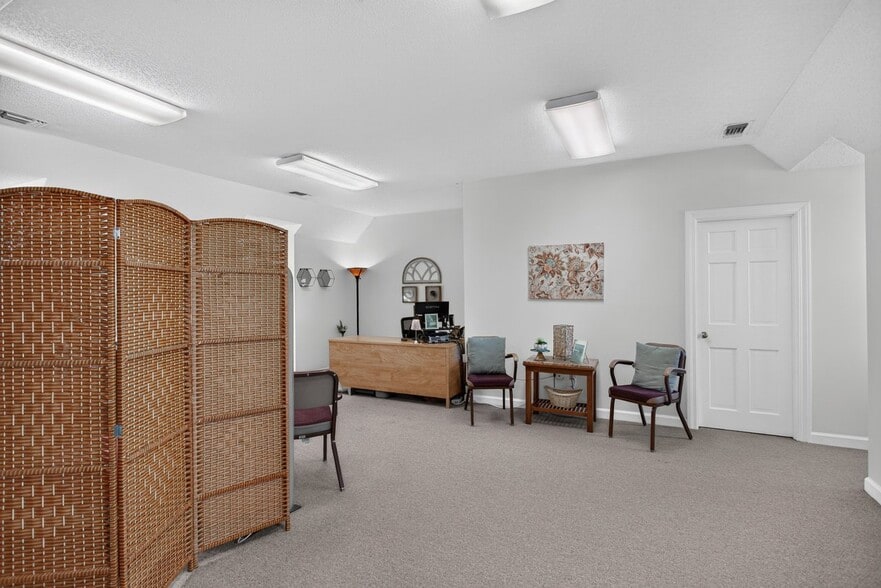 More Photos Of 800 Country Club Rd, Harrisonburg Office For Sale