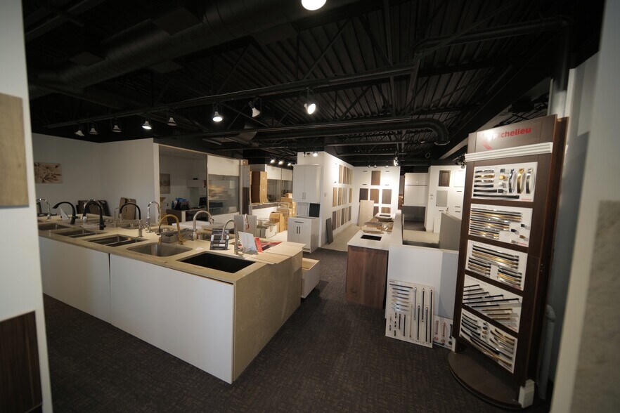 More Photos Of 310-350 Rue Ness, Montréal Flex For Sale