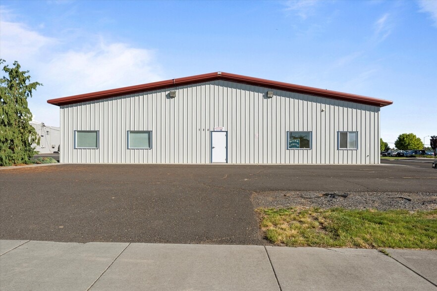 More Photos Of 720 E 3rd Ave, Moses Lake Manufacturing For Sale