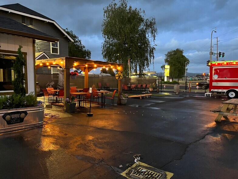 More Photos Of 411 Oregon Way, Longview Fast Food For Sale