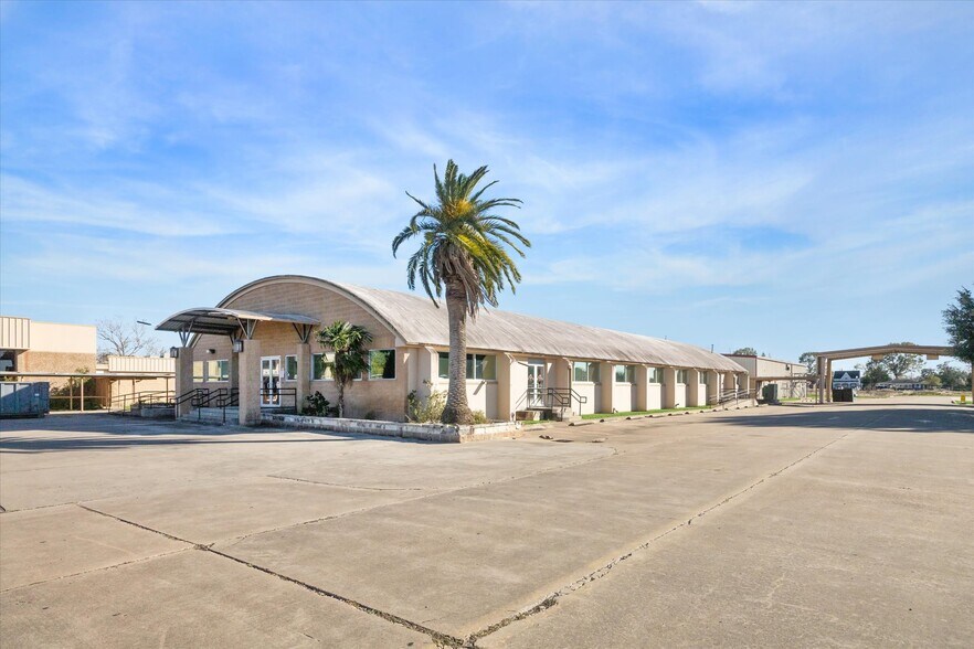 More Photos Of 1401 Mlk Blvd, El Campo Flex For Sale