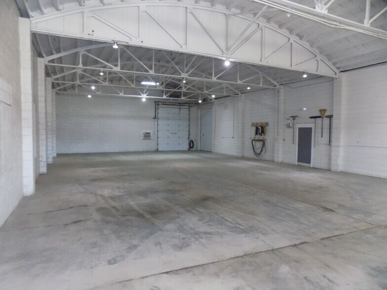 More Photos Of 1544 S Main St, Ottawa Distribution For Sale