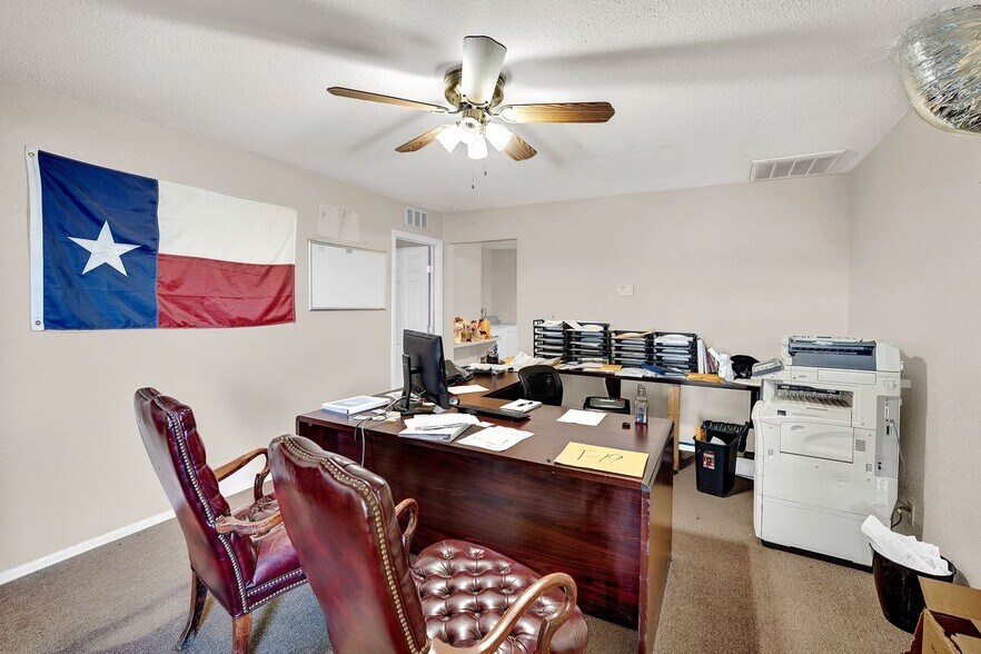 More Photos Of 389 Interstate 35 S, Devine Unknown For Lease