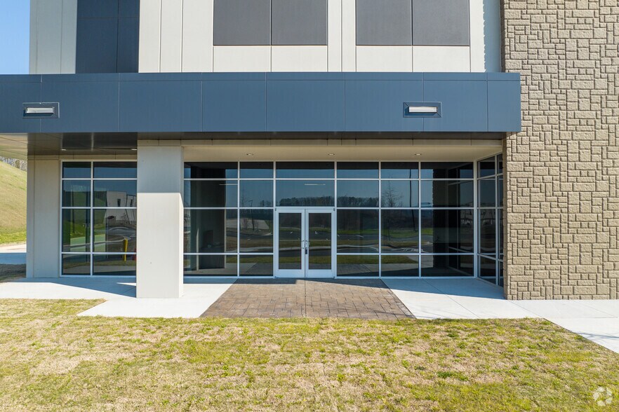 More Photos Of 151 Logistics Pky NE, White Distribution For Lease