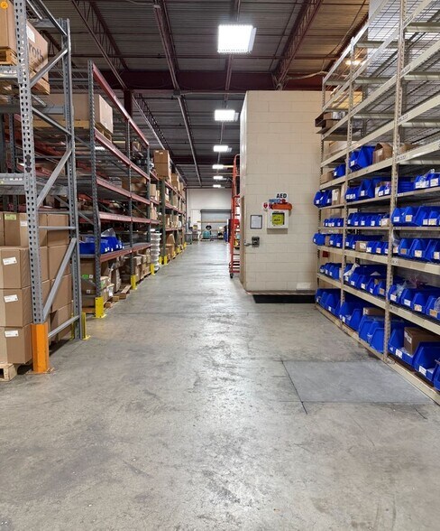 More Photos Of 5201 Tampa West Blvd, Tampa Flex For Lease