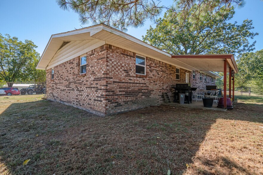 More Photos Of 3370 Airport Rd, Pearcy Office For Sale